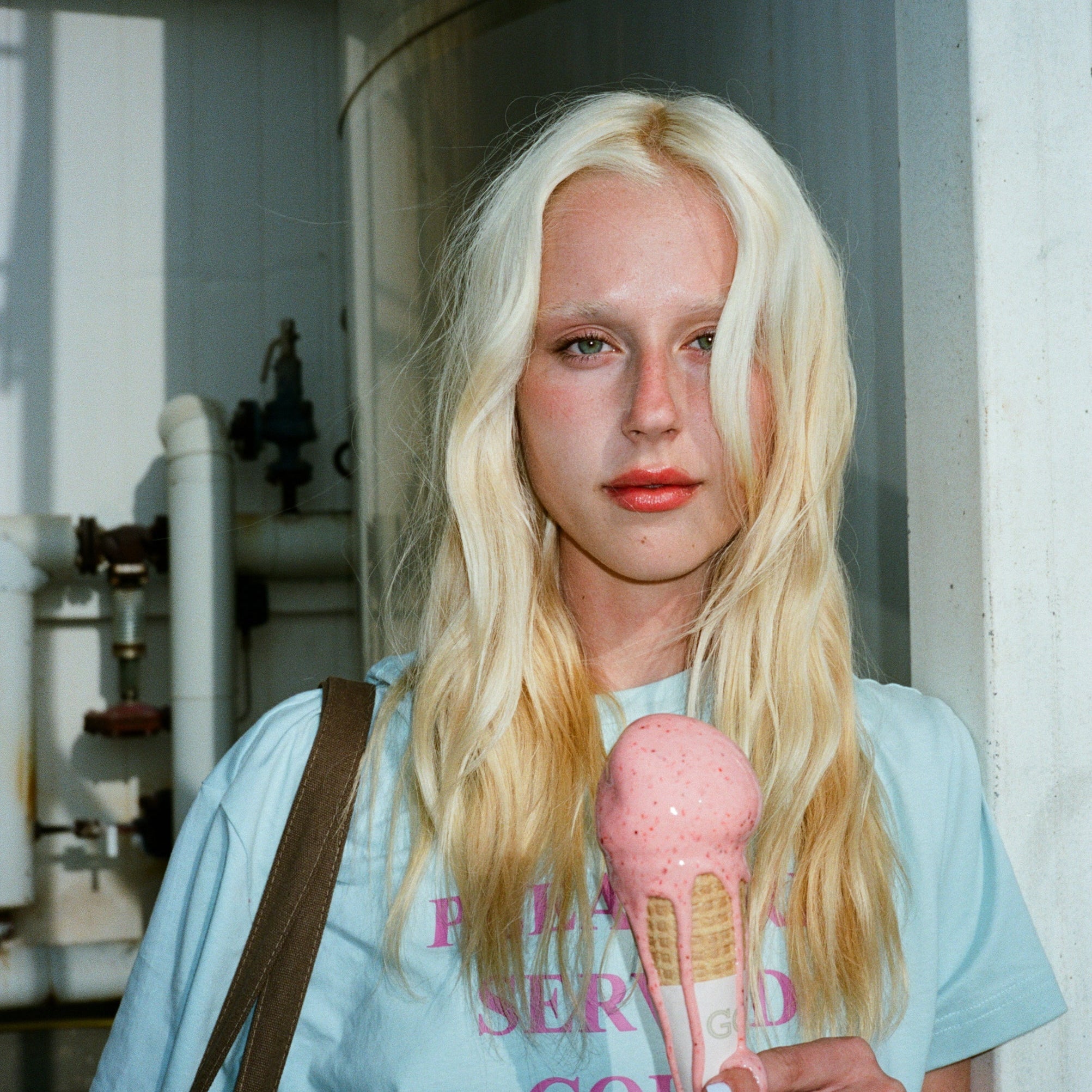 PLEASURE SERVED COLD T-SHIRT GOLDA